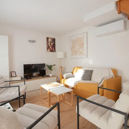 Maloa, De Standing, A Deux Pas, Climatisation, Wifi, Piscine בית נופש